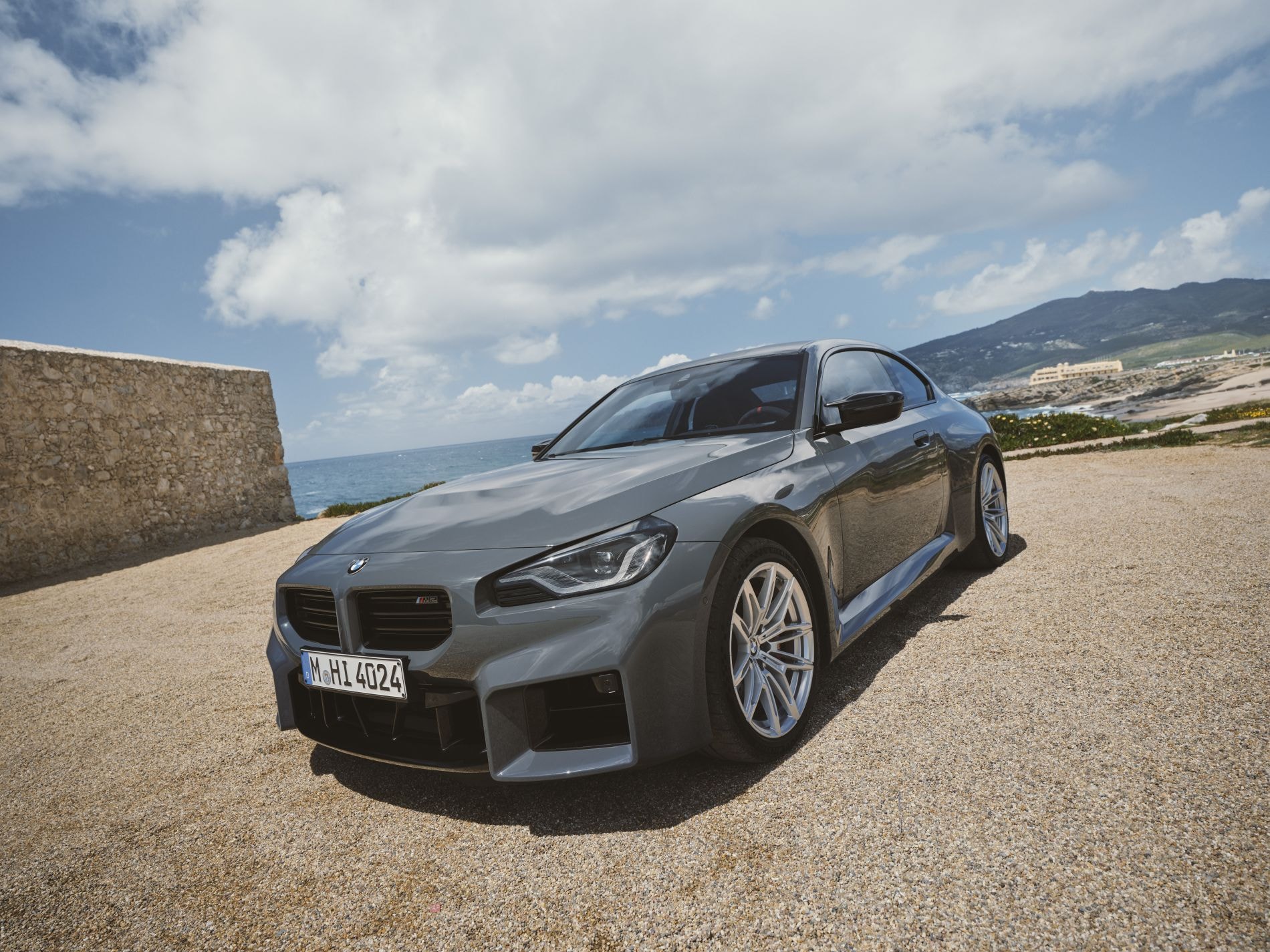 Enfoque frontal del BMW M2, enfatizando su diseño deportivo y atractivo.