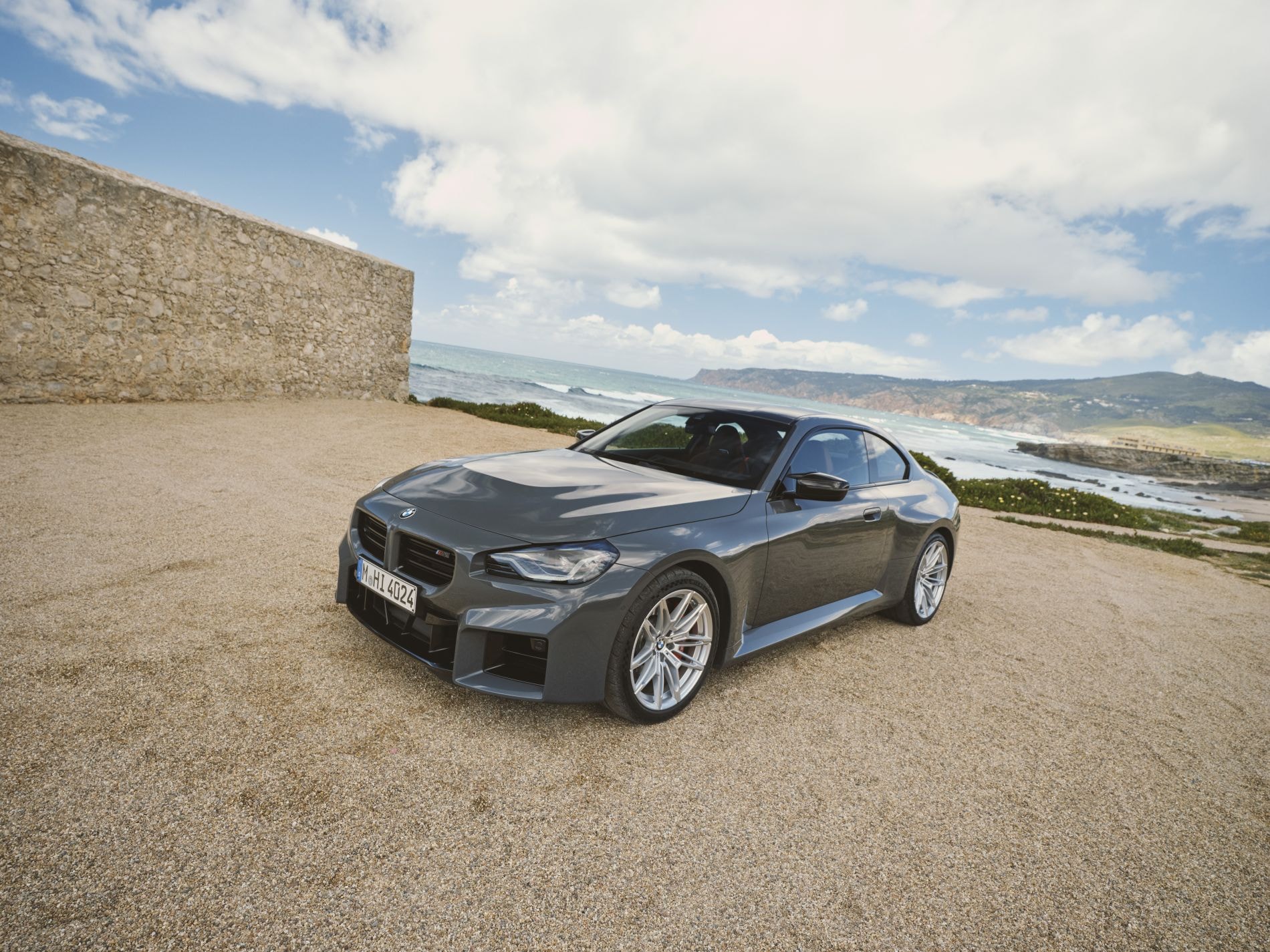 Vista frontal del BMW M2, mostrando sus ópticas y parrilla con detalles elegantes.