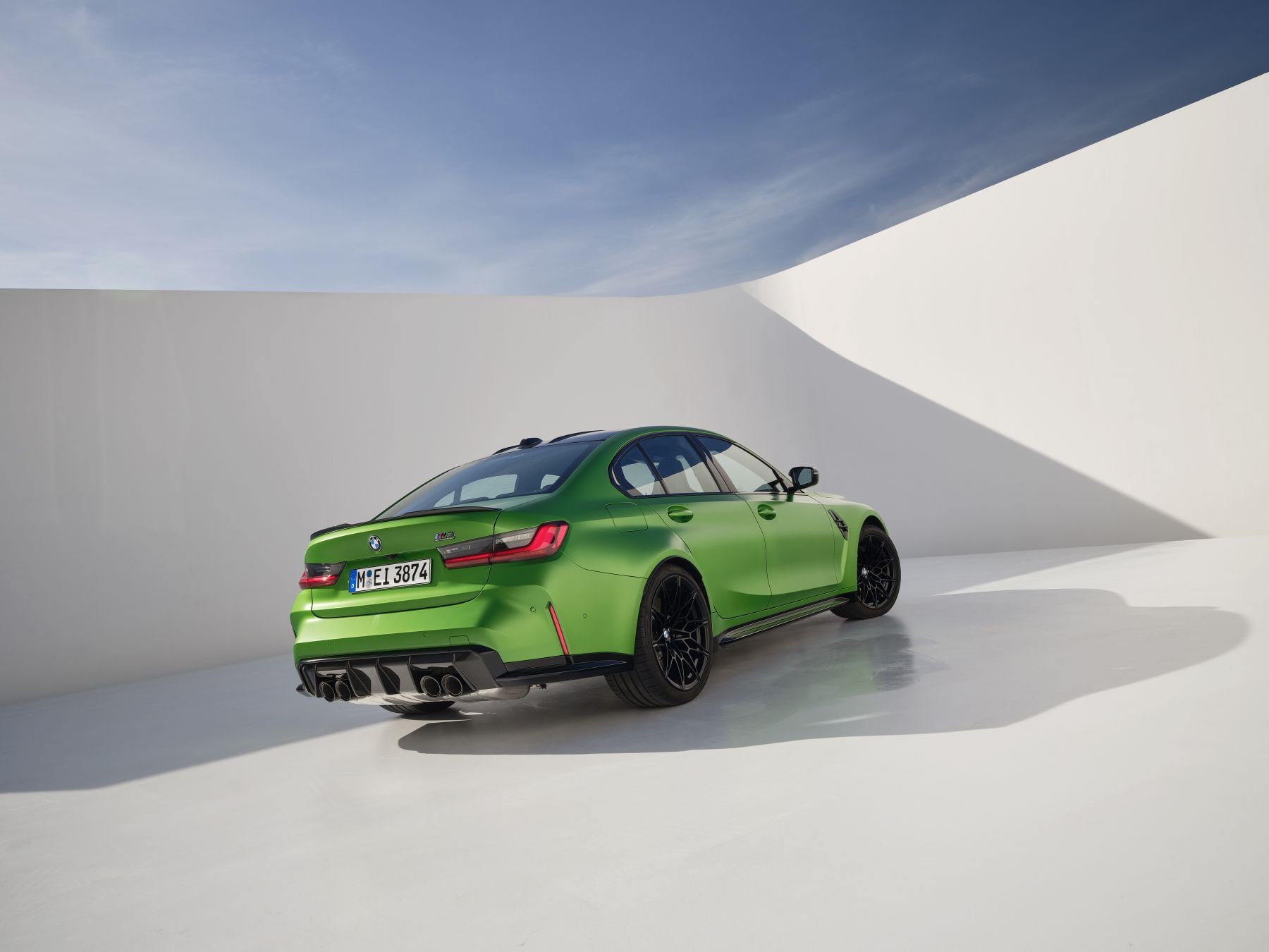 Vista frontal que resalta el diseño y los detalles finos del BMW M3.