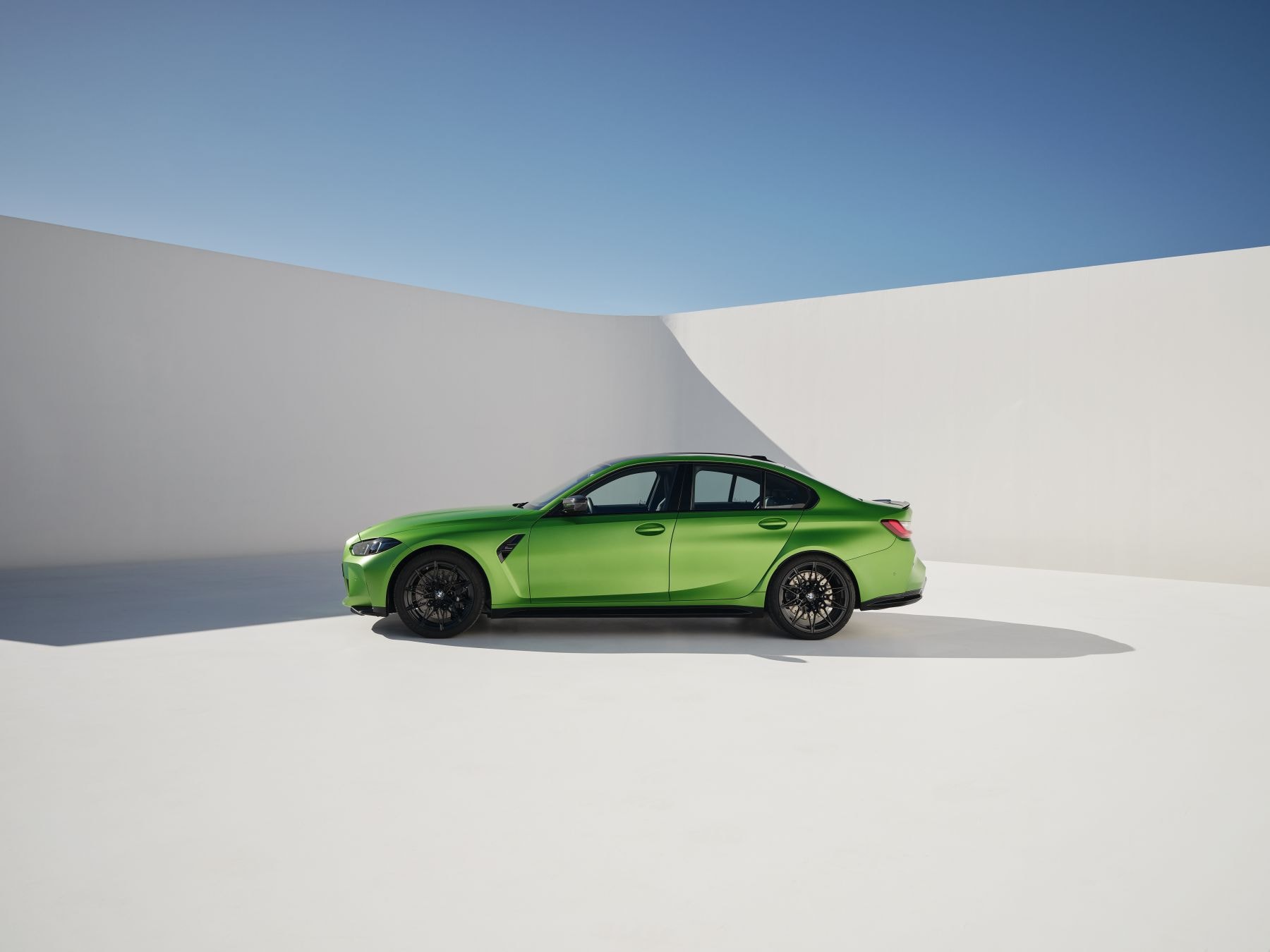 Frontal del BMW M3, mostrando su agresividad y postura atlética en una locación minimalista.