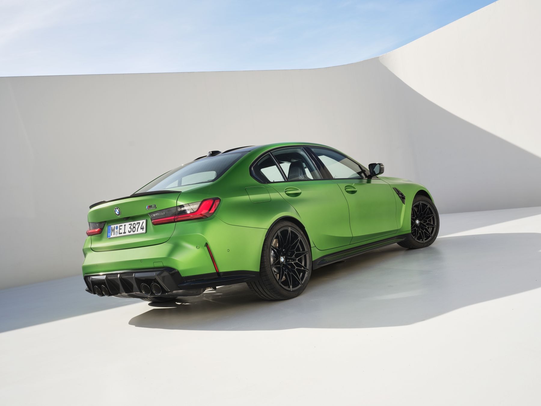 Vista trasera del BMW M3 con un diseño aerodinámico.
