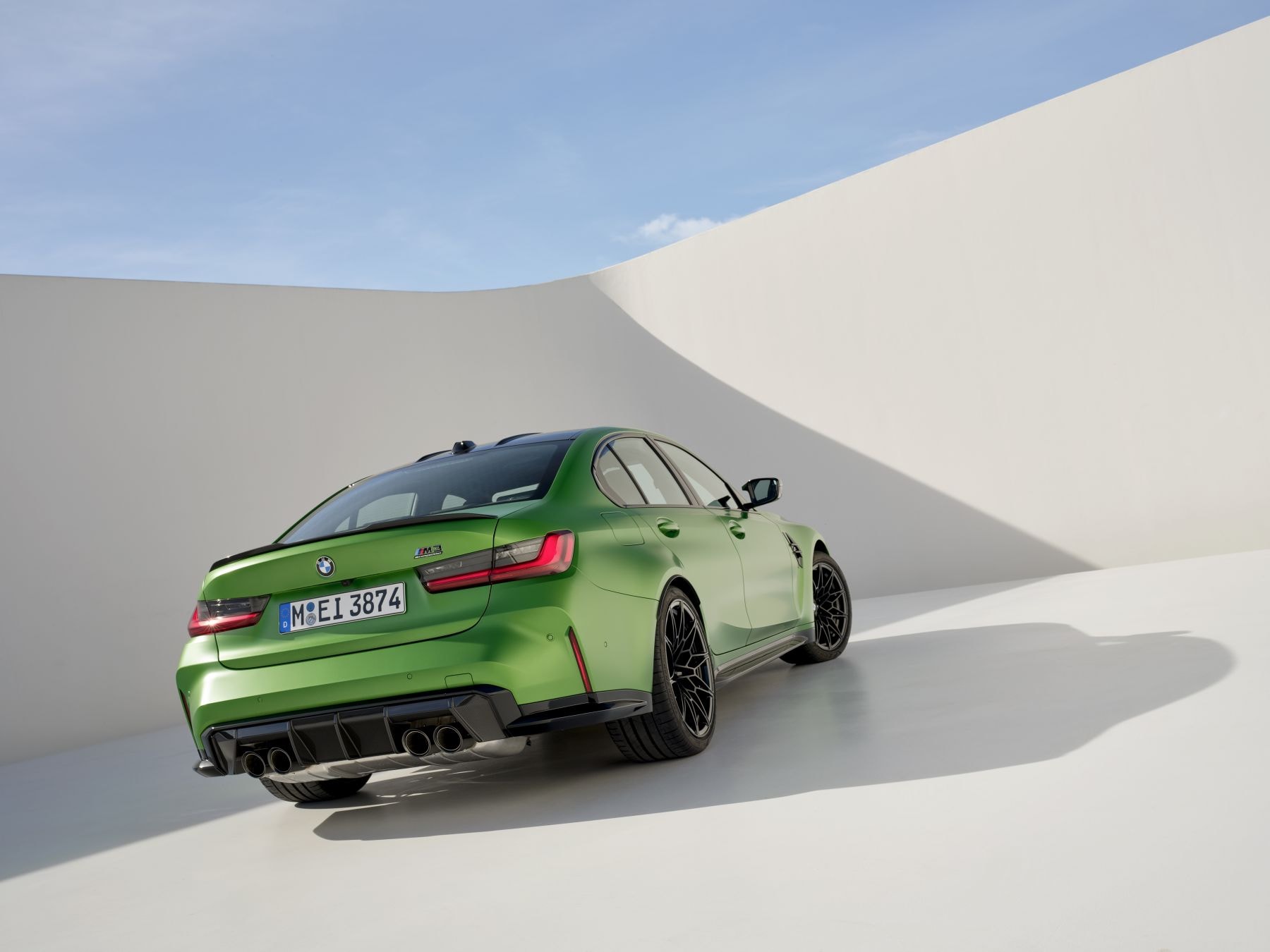 Perfil elegante y deportivo del BMW M3 en un entorno minimalista.