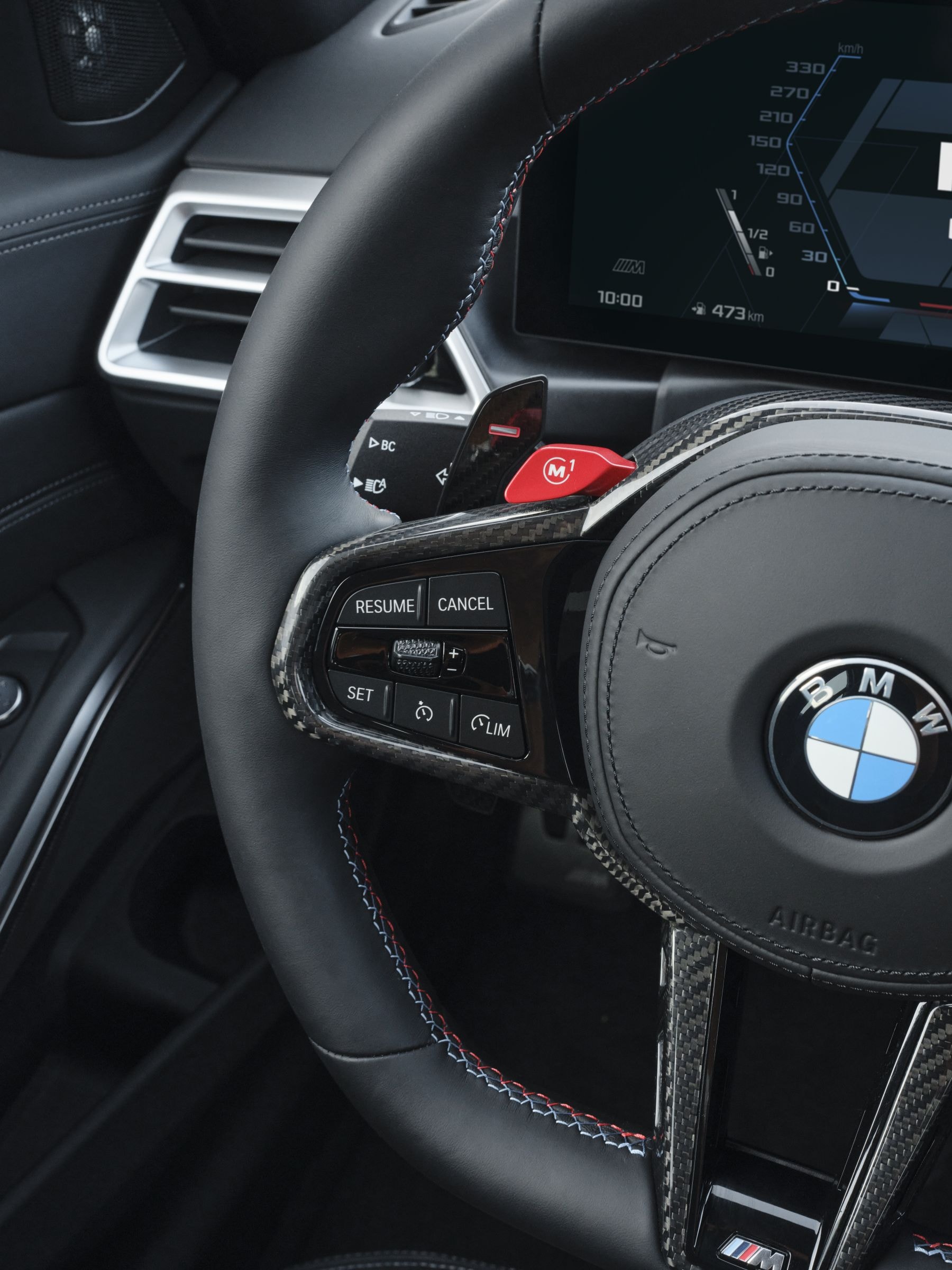 Frontal agresivo del BMW M3, destacando su carácter deportivo.