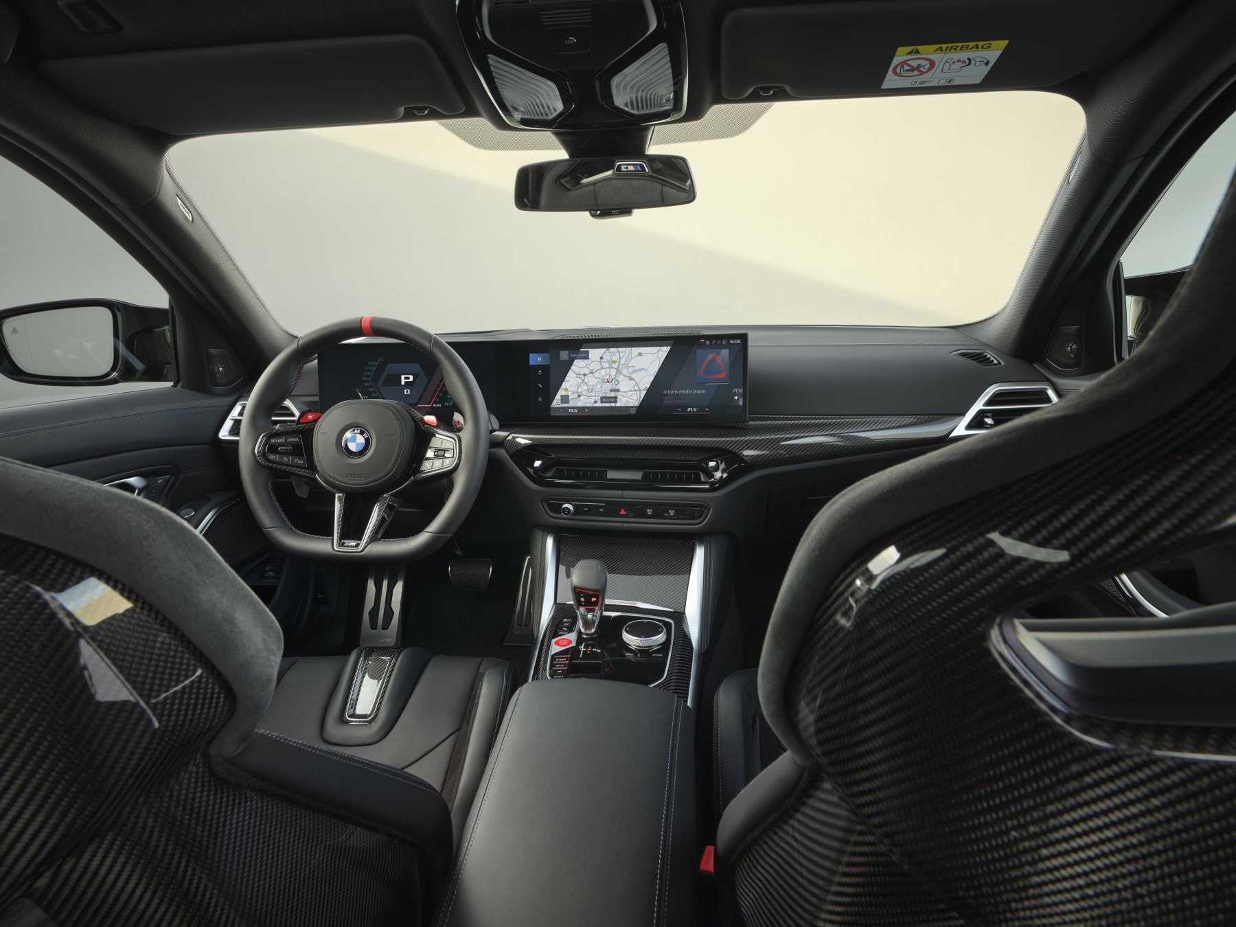 Detalles del volante del BMW M3, con controles intuitivos.