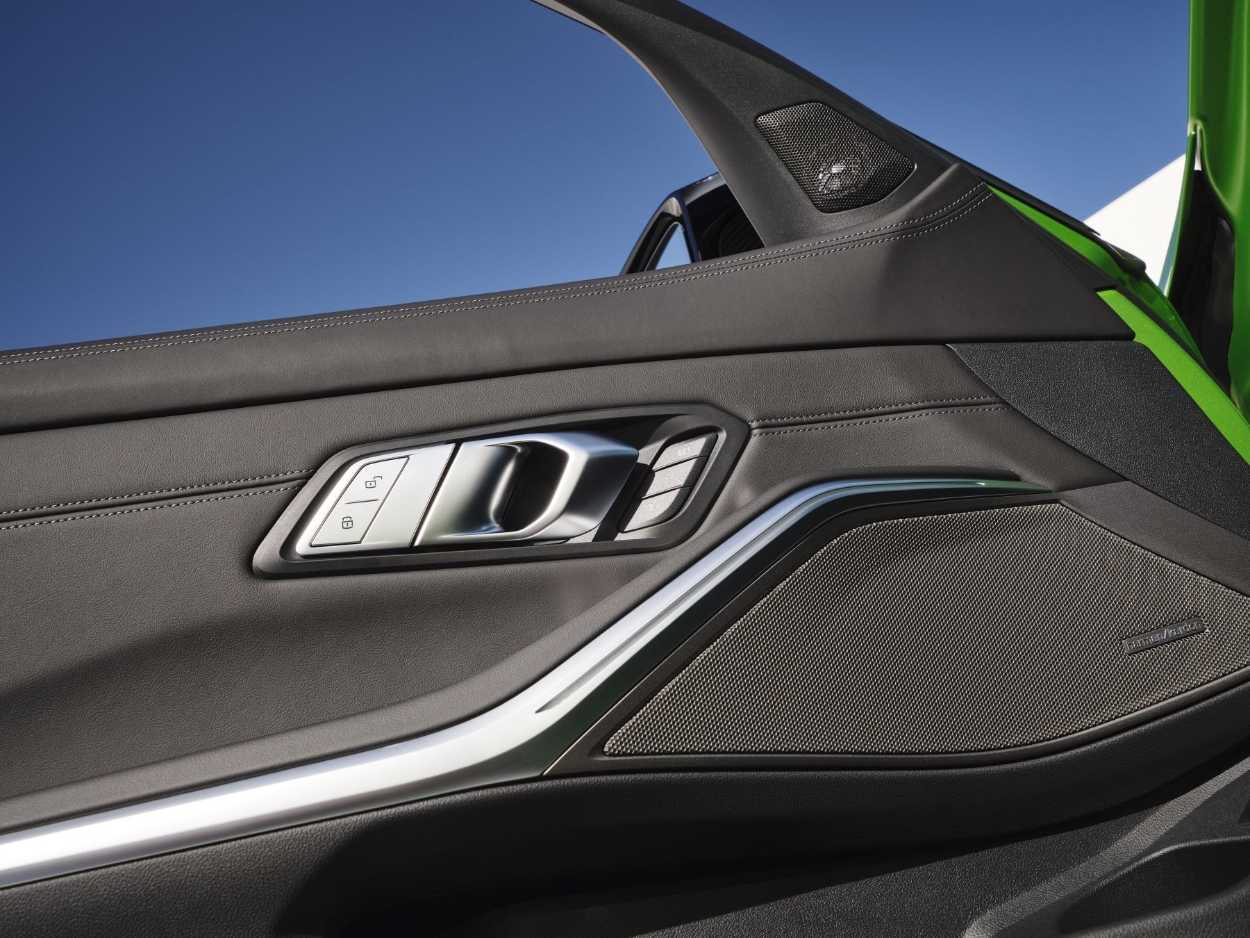 Asientos envolventes del BMW M3, combinando confort y soporte.