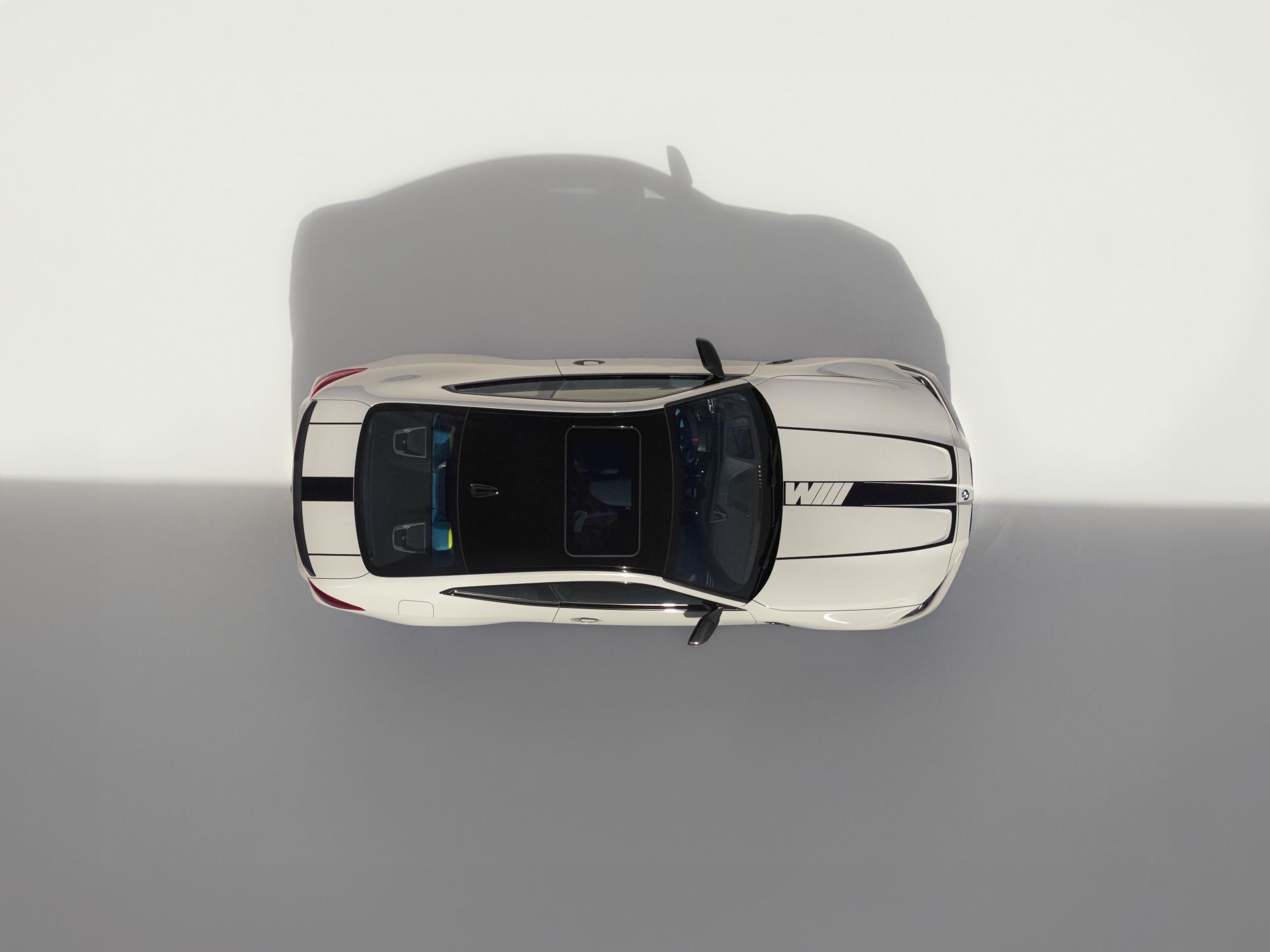 Detalle emblemático del modelo M4 que resalta su herencia deportiva.