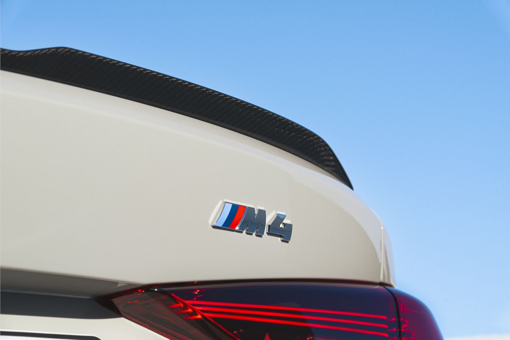 El BMW M4 Coupé destaca por su diseño agresivo y líneas aerodinámicas.