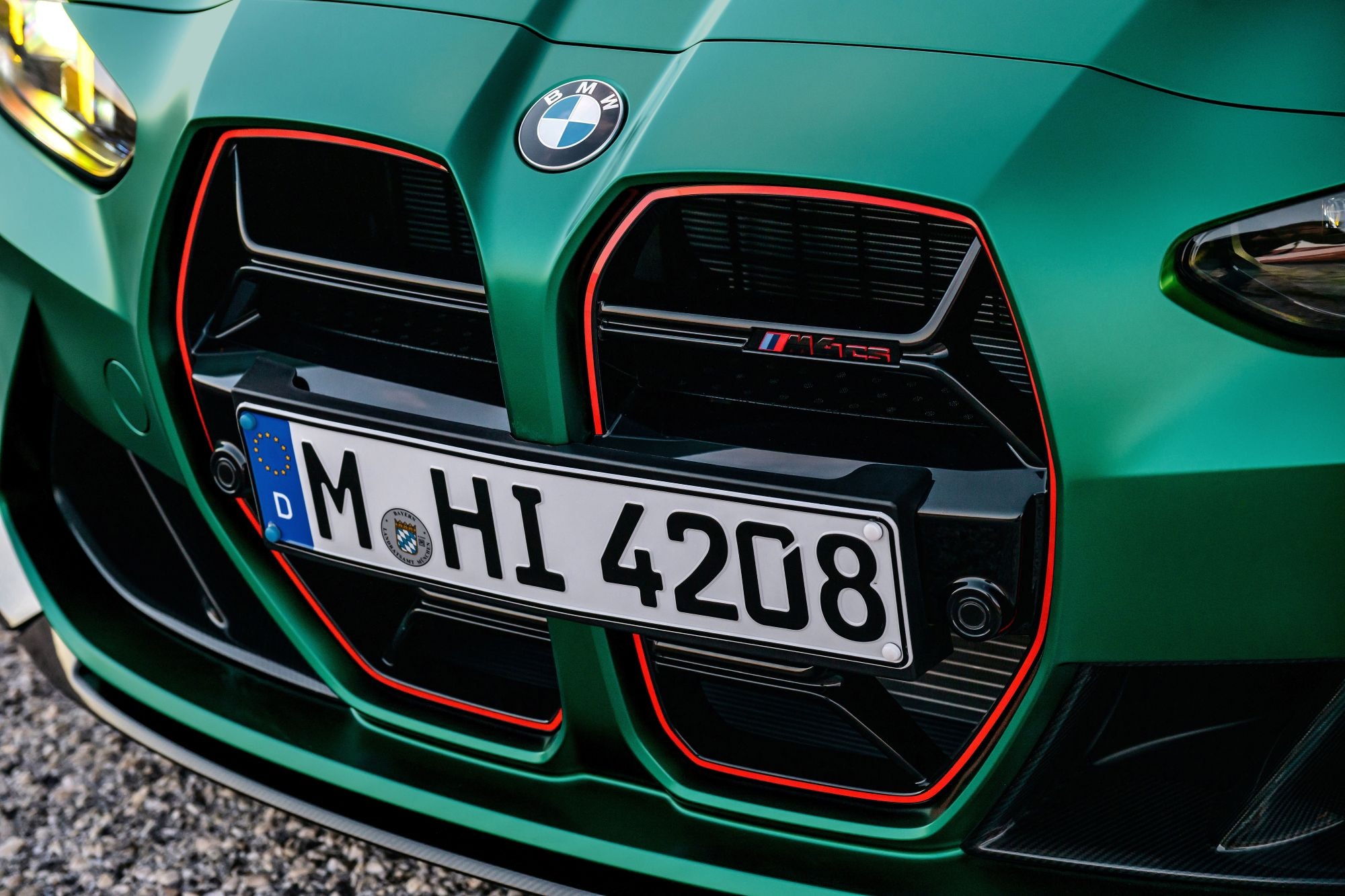 El agresivo frontal del BMW M4 Coupé destaca sus barras de riñón y detalles en rojo.