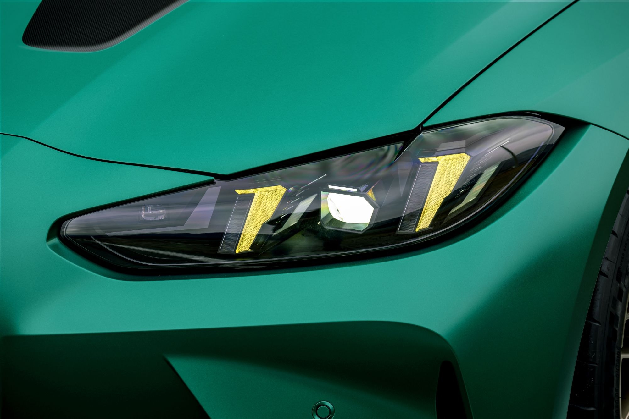 El BMW M4 Coupé muestra su diseño agresivo y deportivo en un entorno minimalista.