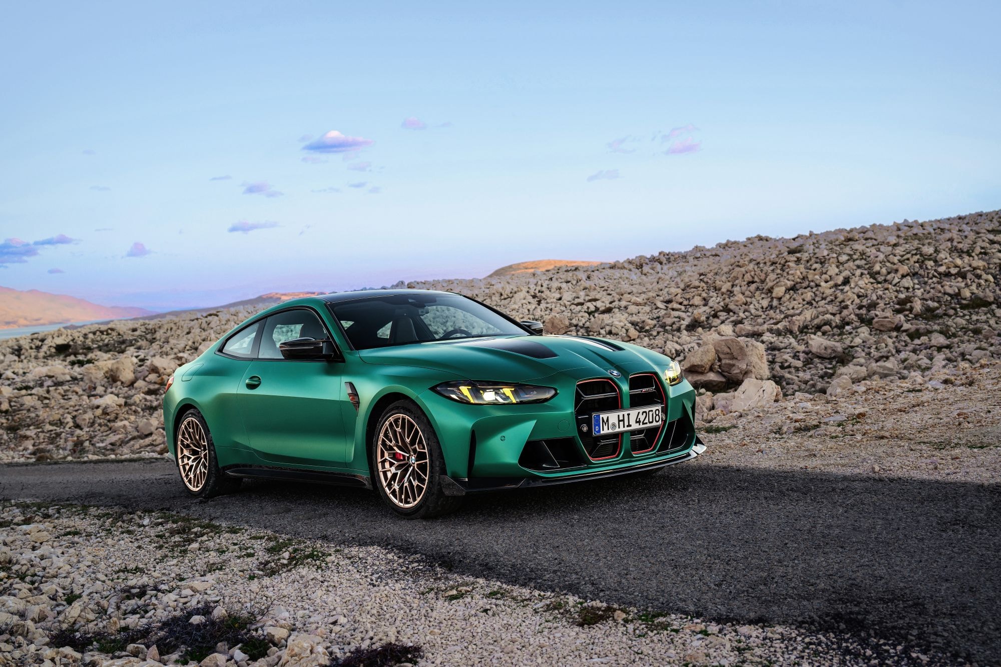 Interior del BMW M4 con acabados de lujo, donde cada detalle está pensado para el conductor.