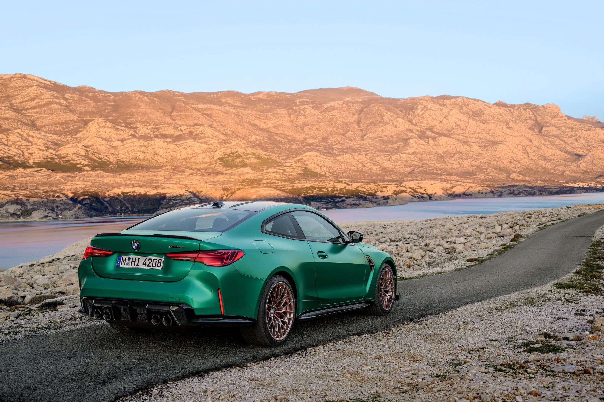 El perfil del BMW M4 Coupé revela su aerodinámica y líneas agresivas, perfecto para la carretera.