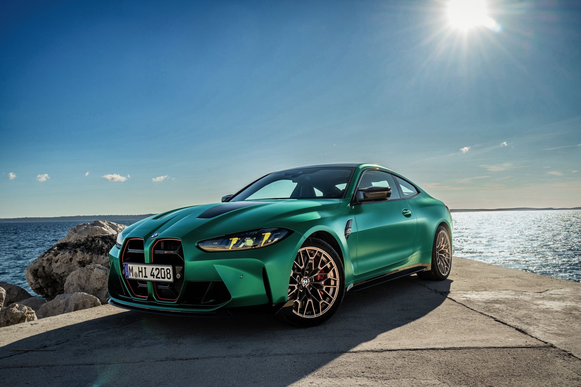 Vista trasera que resalta las luces LED y la aerodinámica del BMW M4 Coupé.