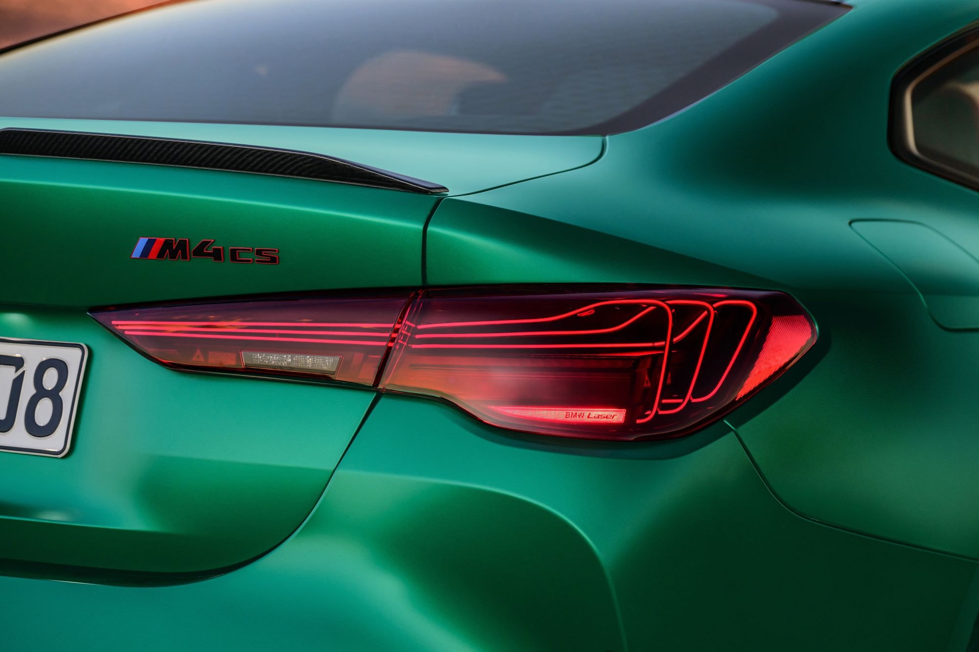 Detalle de la parrilla frontal con el icónico logo BMW, ideal para una aerodinámica superior.