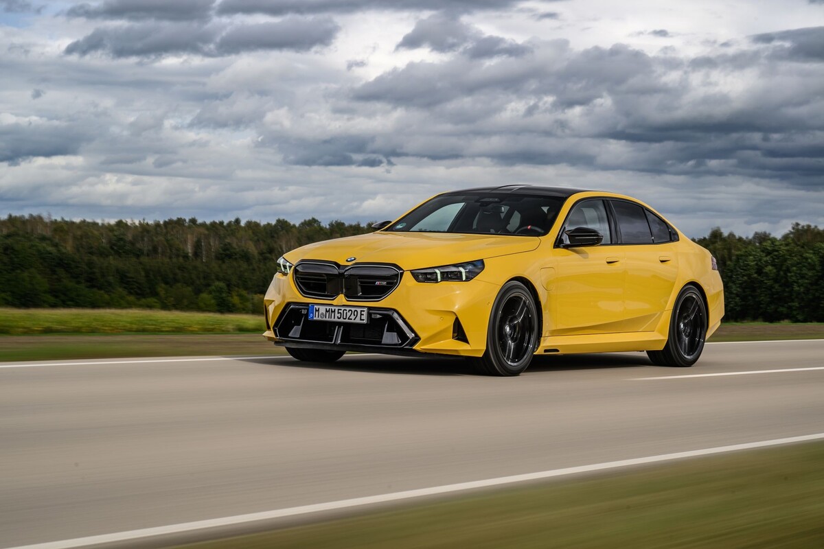BMW M5 2023 en movimiento, mostrando su aerodinámica y estilo. BMW M5 2023 en movimiento, mostrando su aerodinámica y estilo.