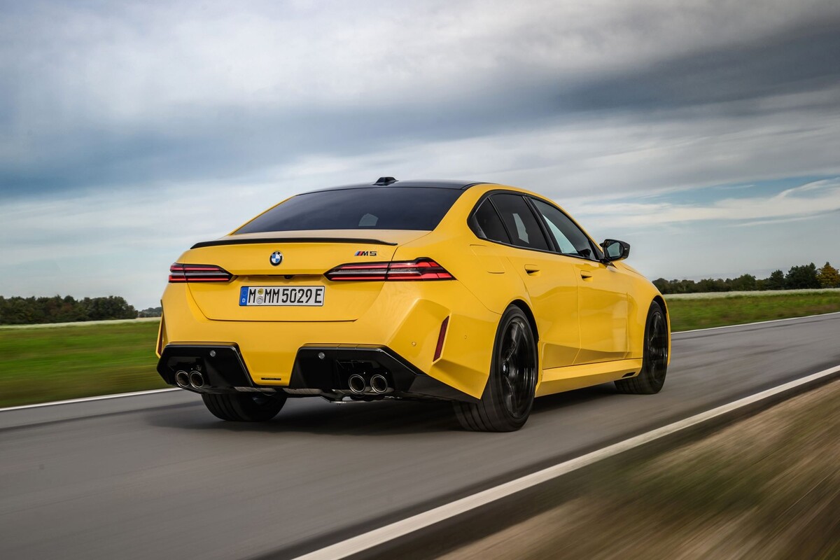 Captura dinámica del BMW M5 2023 destacando su frontal agresivo. Captura dinámica del BMW M5 2023 destacando su frontal agresivo.