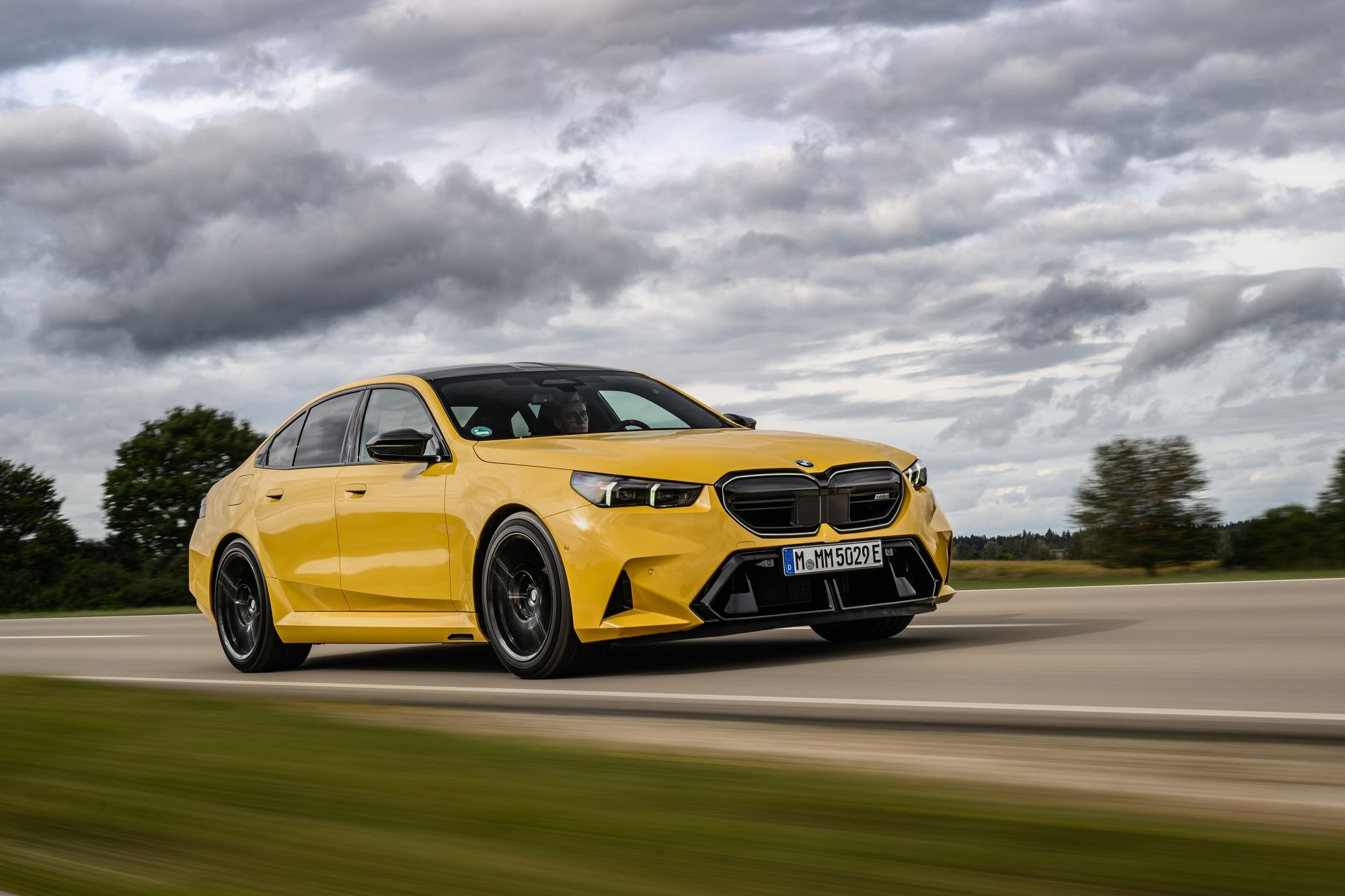 Vista trasera y lateral del BMW M5 2023 en un atractivo color amarillo.