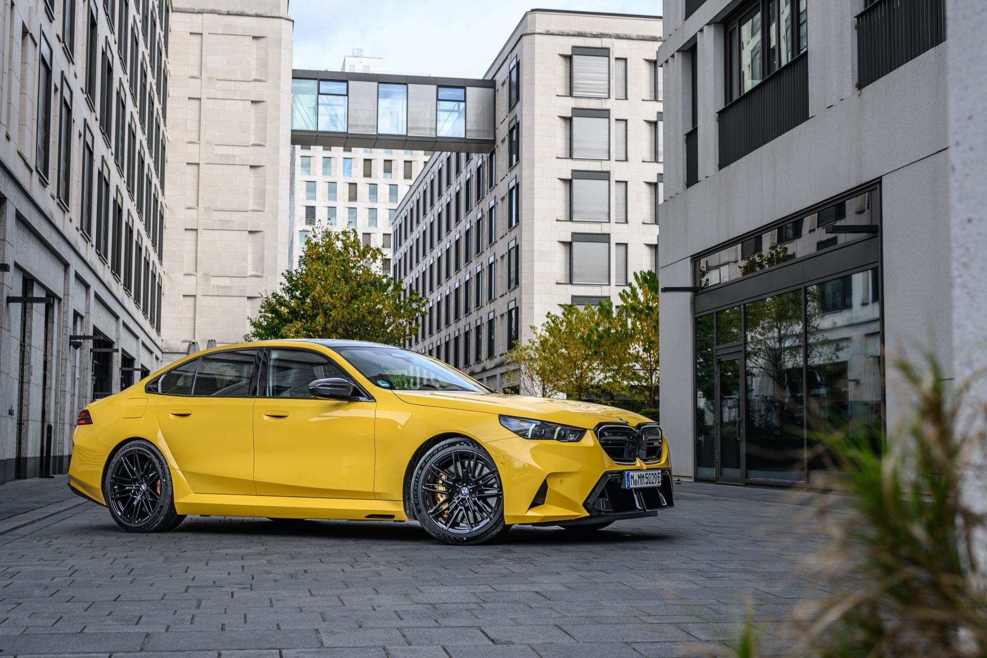 Frontal del BMW M5, destacando su parrilla y diseño agresivo.