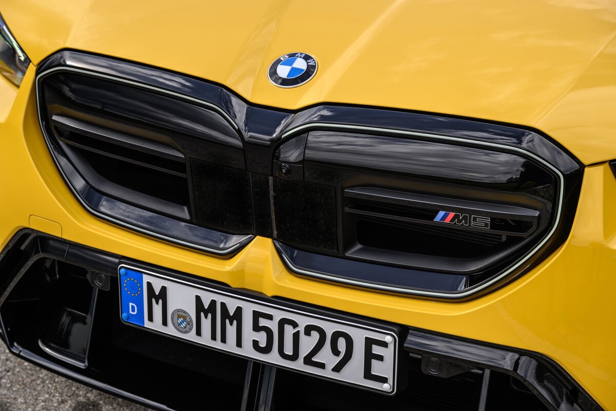 Primer plano de los faros del BMW M5, que combinan deportividad y elegancia. Primer plano de los faros del BMW M5, que combinan deportividad y elegancia.