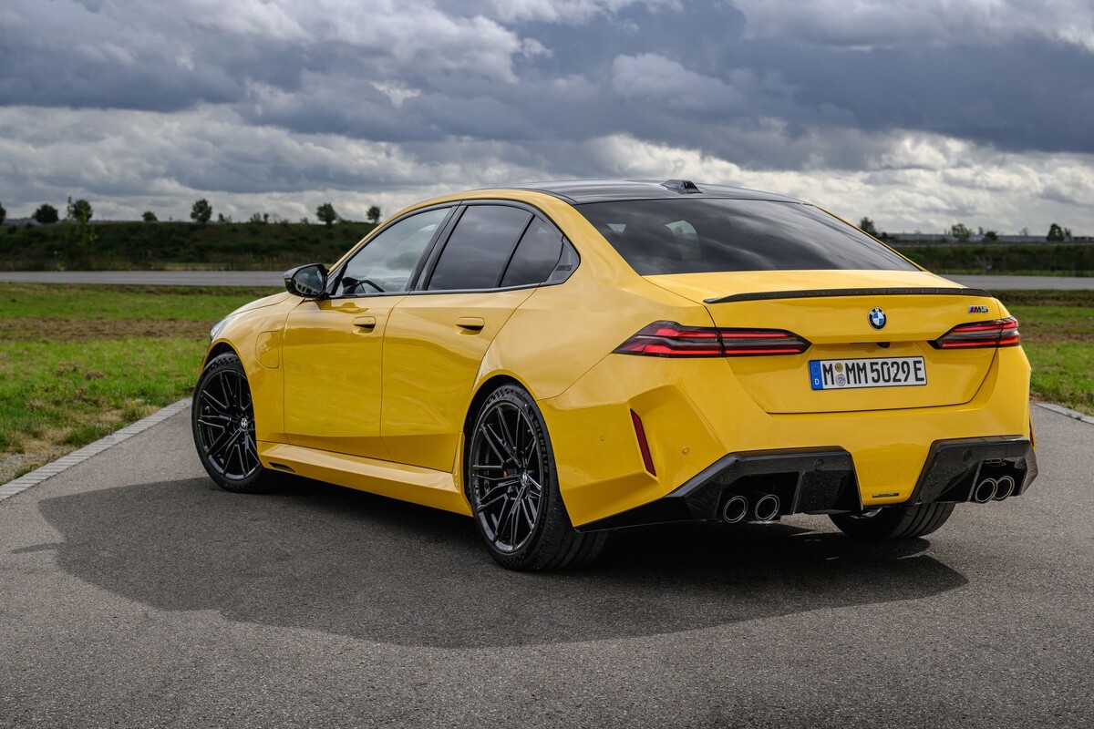 Otra toma lateral del BMW M5, evidenciando su estabilidad y diseño. Otra toma lateral del BMW M5, evidenciando su estabilidad y diseño.