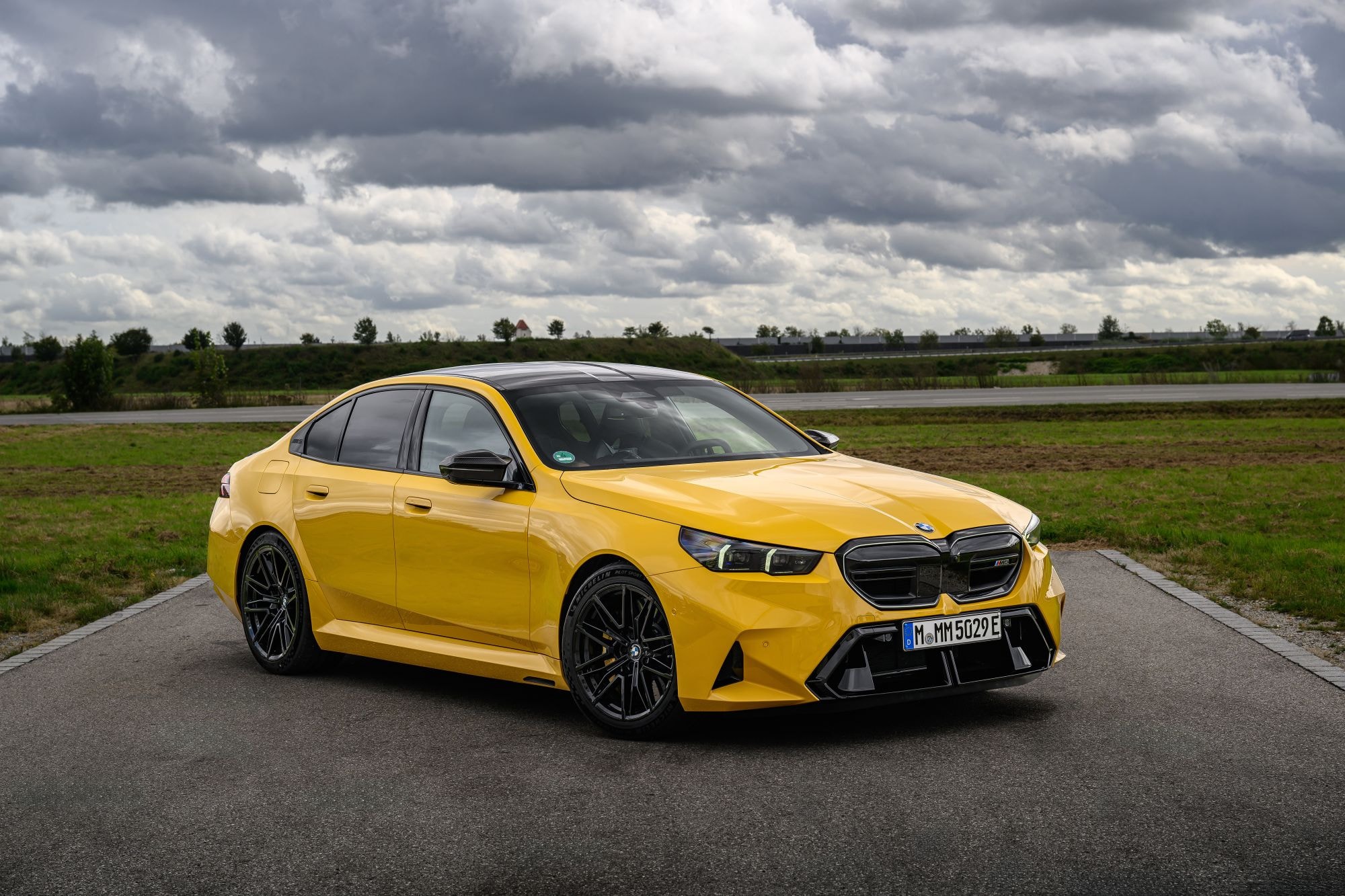 BMW M5 en un entorno urbano, luciendo su elegancia y fuerza.