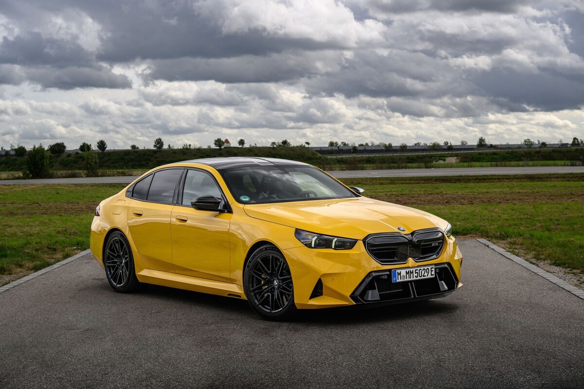 BMW M5 en un entorno urbano, luciendo su elegancia y fuerza. BMW M5 en un entorno urbano, luciendo su elegancia y fuerza.