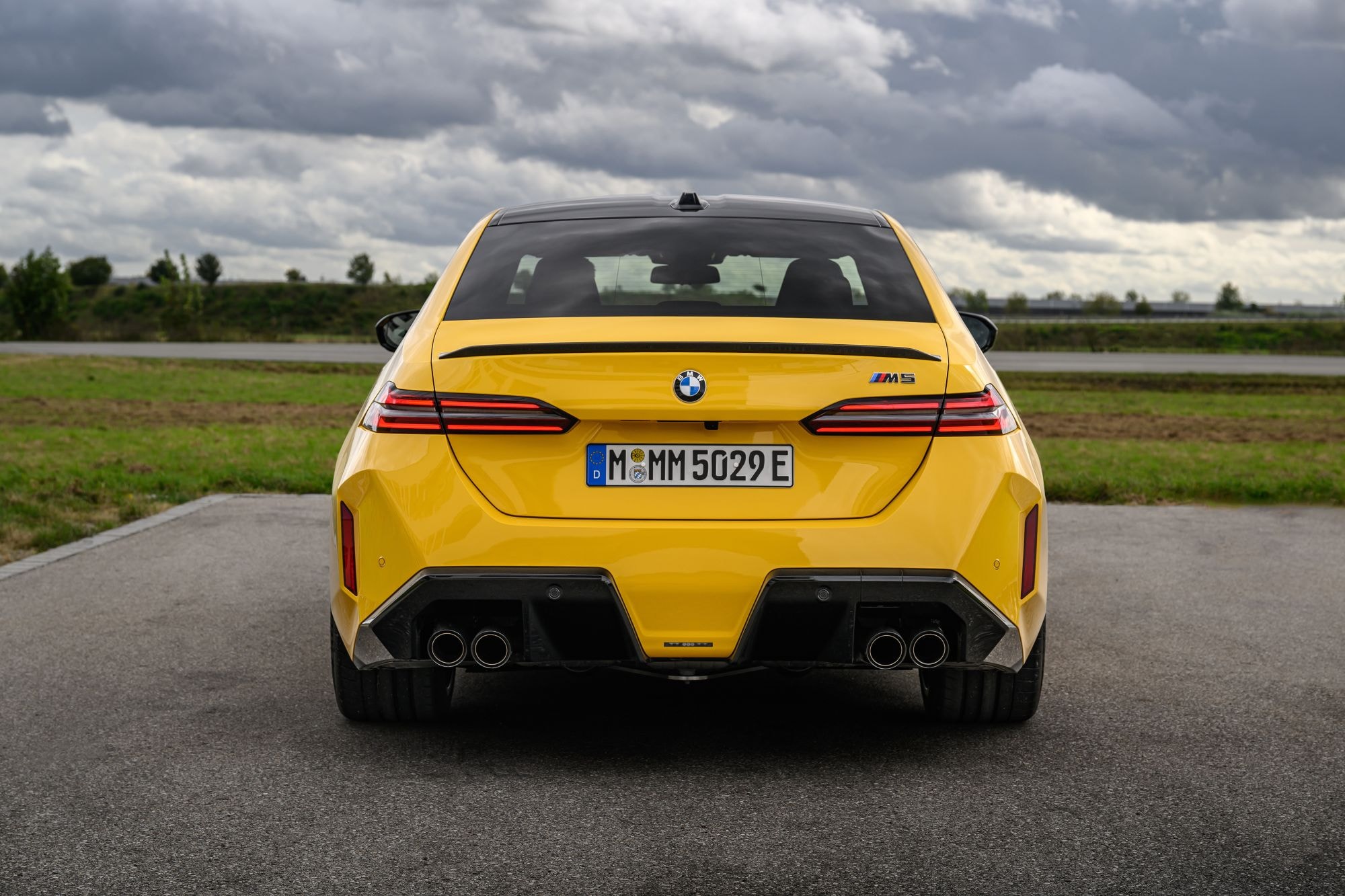 Impresionante vista lateral del BMW M5, mostrando su silueta deportiva.