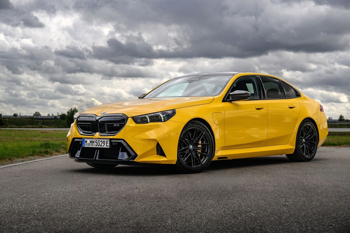 Otro ángulo de la parte trasera del BMW M5, resaltando su diseño moderno. Otro ángulo de la parte trasera del BMW M5, resaltando su diseño moderno.