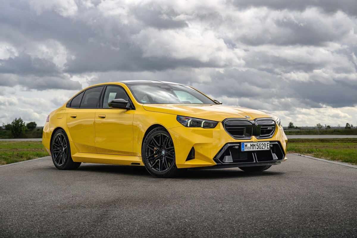 Vista trasera del BMW M5, con un enfoque en sus tubos de escape. Vista trasera del BMW M5, con un enfoque en sus tubos de escape.