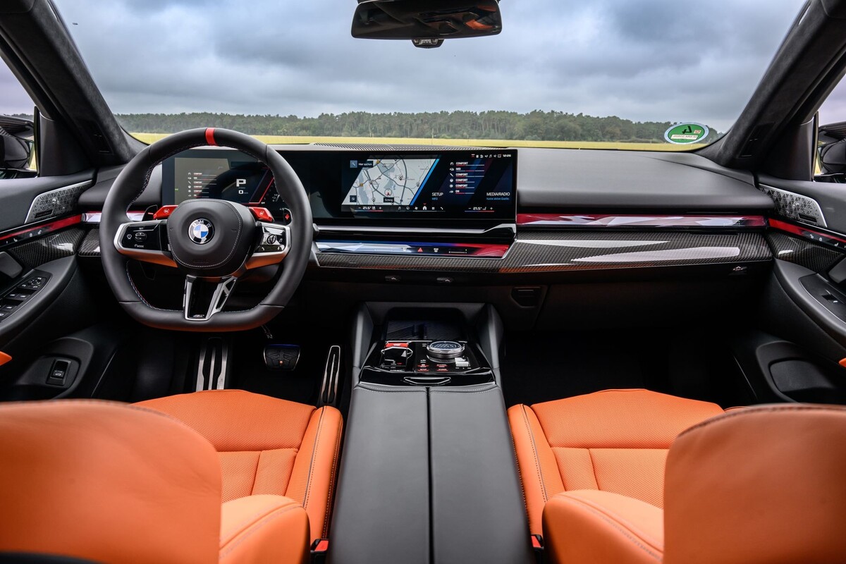 Vista cercana del asiento delantero, destacando su diseño deportivo. Vista cercana del asiento delantero, destacando su diseño deportivo.