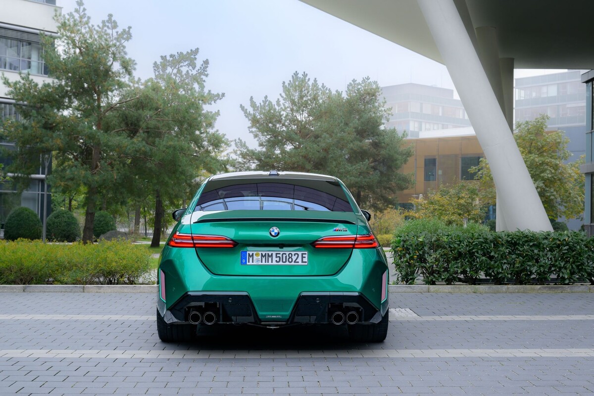 Vista de los asientos traseros en naranja, combinando estilo y comodidad. Vista de los asientos traseros en naranja, combinando estilo y comodidad.