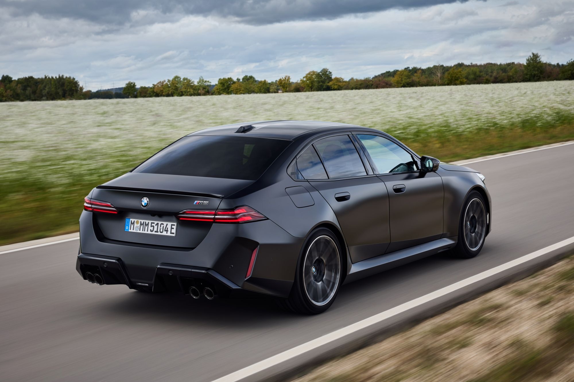 Frontal del BMW M5, con su icónico diseño que impone respeto.