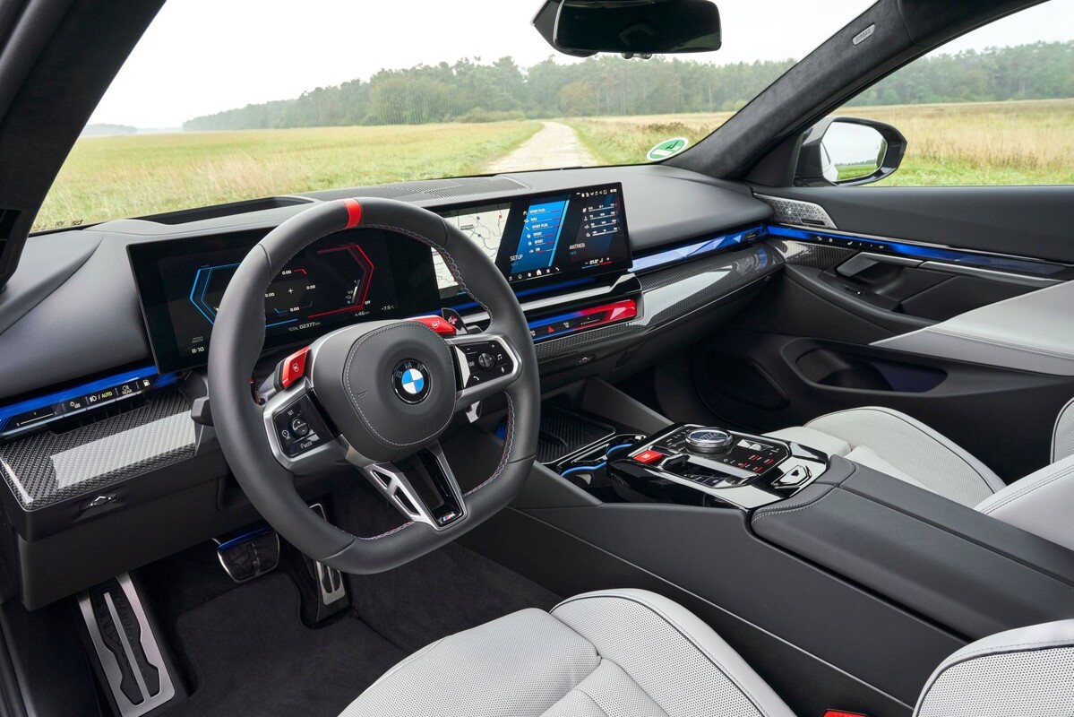 Performance en cada detalle, el BMW M5 a toda velocidad. Performance en cada detalle, el BMW M5 a toda velocidad.