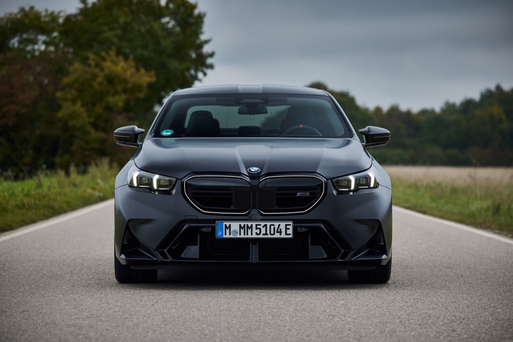 Elegante vista lateral del BMW M5, con líneas que enfatizan su fuerza.