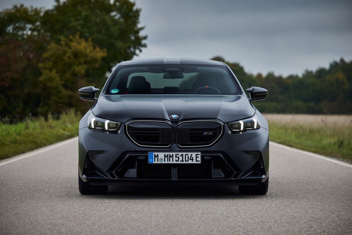 Elegante vista lateral del BMW M5, con líneas que enfatizan su fuerza. Elegante vista lateral del BMW M5, con líneas que enfatizan su fuerza.