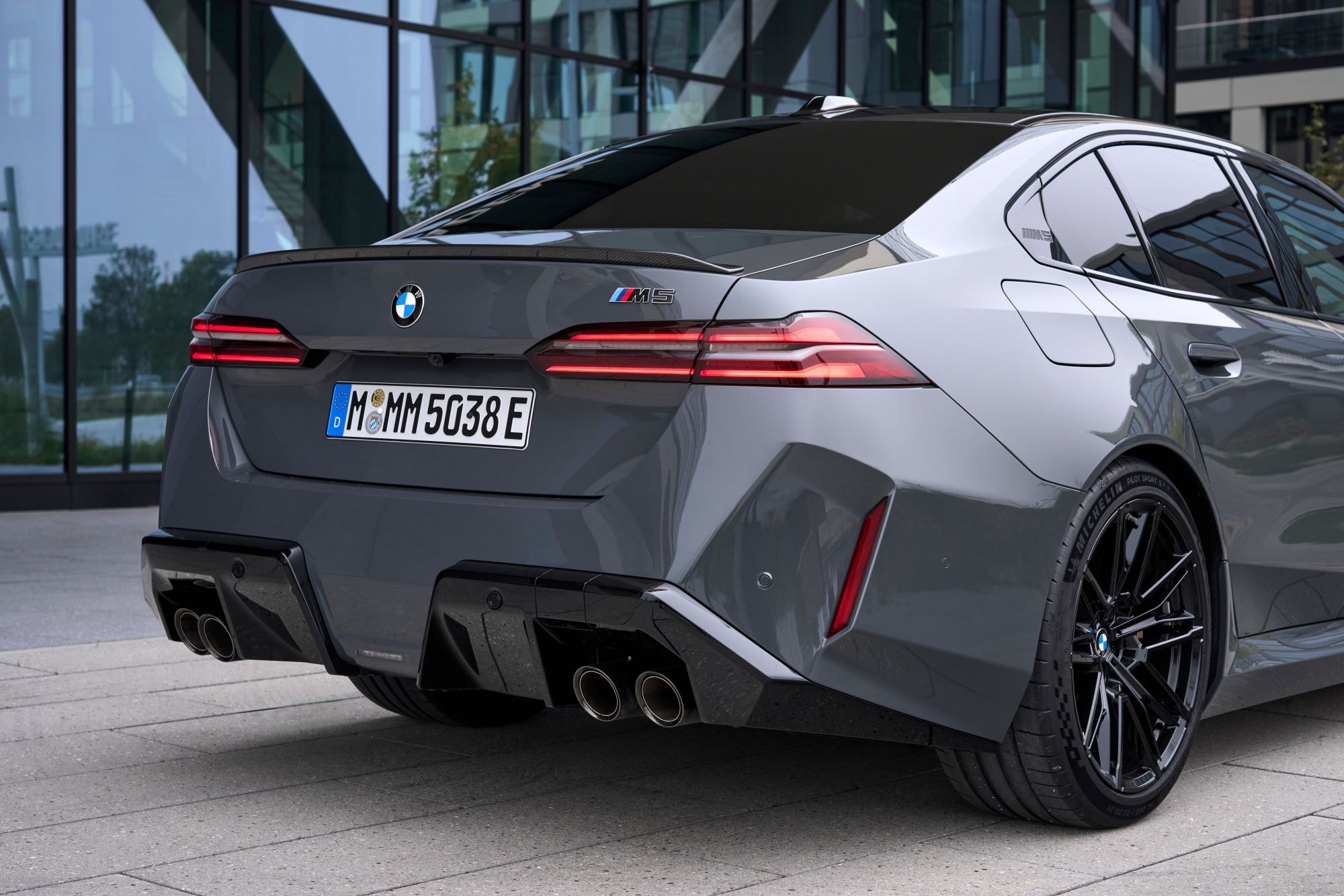 BMW M5 en movimiento, capturando su agresividad y dinamismo.