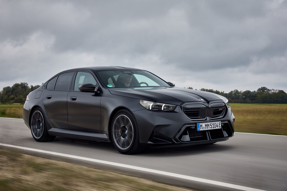 Vista lateral y trasera del BMW M5, elegante y poderoso. Vista lateral y trasera del BMW M5, elegante y poderoso.