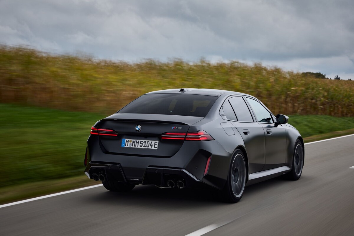 Diseño agresivo del BMW M5, destacando su figura moderna. Diseño agresivo del BMW M5, destacando su figura moderna.