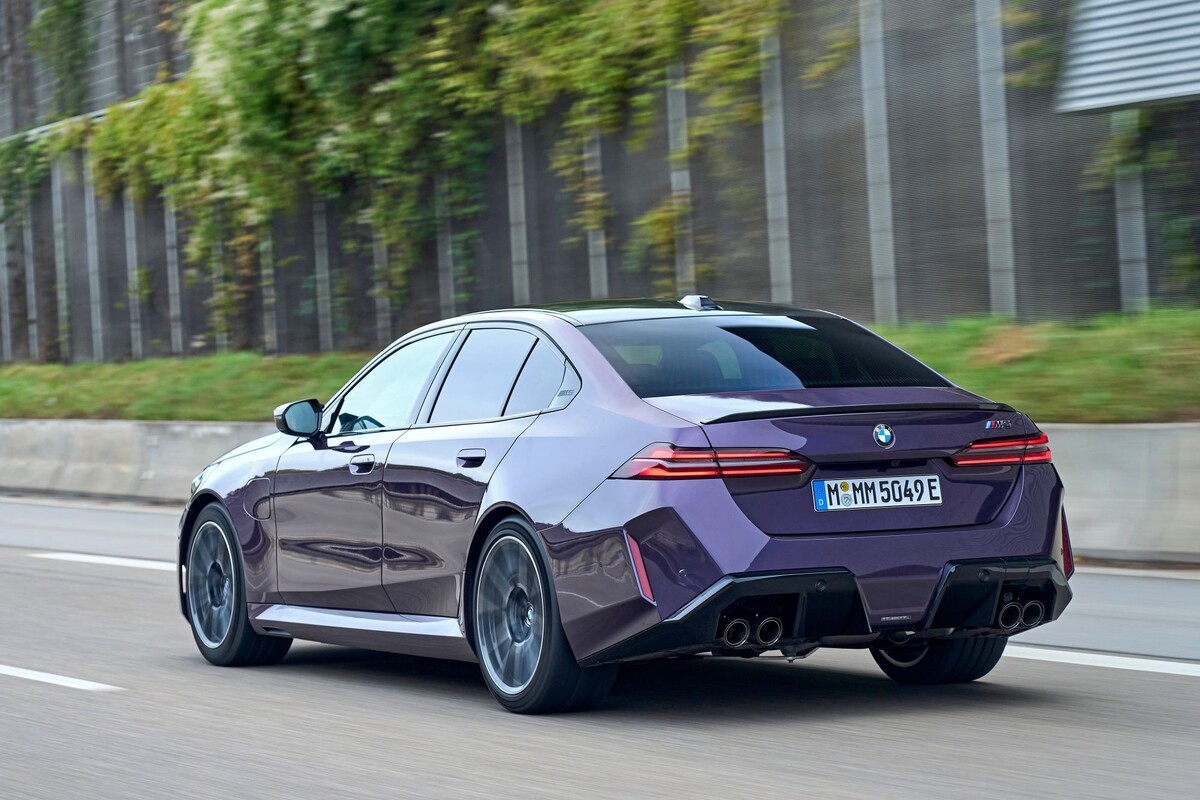 BMW M5 en movimiento, ilustrando su dinamismo y potencia. BMW M5 en movimiento, ilustrando su dinamismo y potencia.