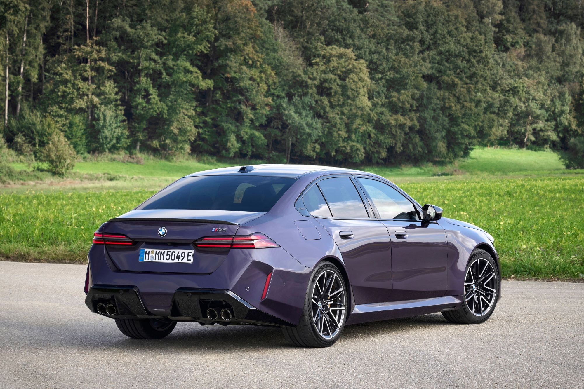 Vista frontal del BMW M5, con su distintiva parrilla y faros.