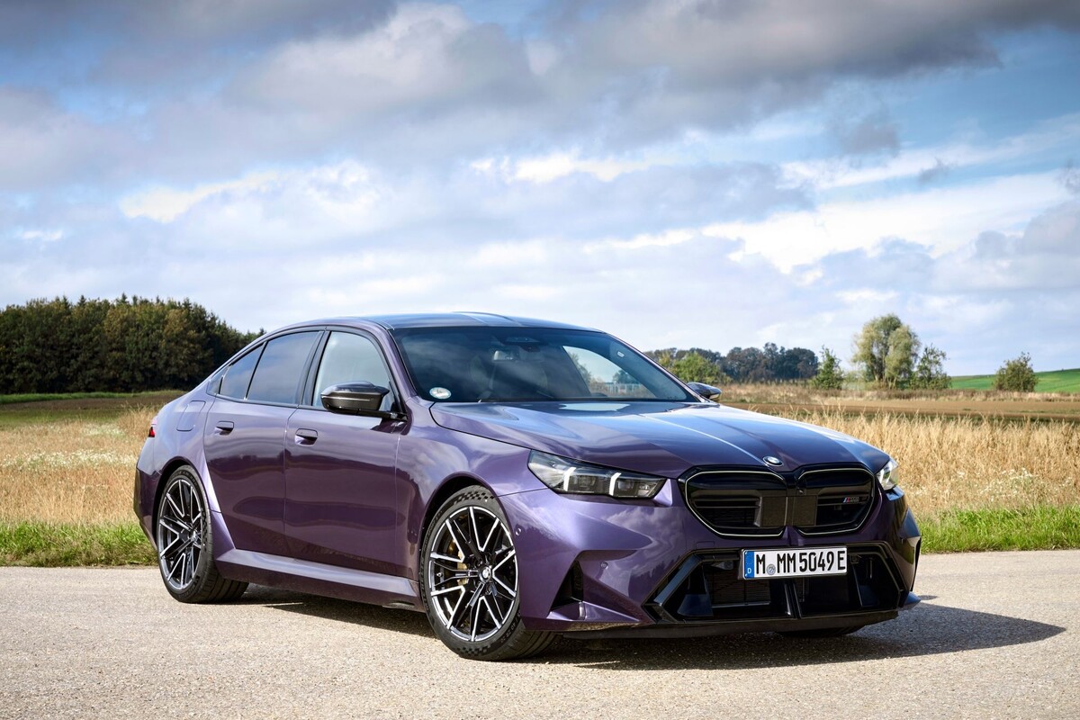 Impactante vista lateral del BMW M5, resaltando su elegante diseño. Impactante vista lateral del BMW M5, resaltando su elegante diseño.