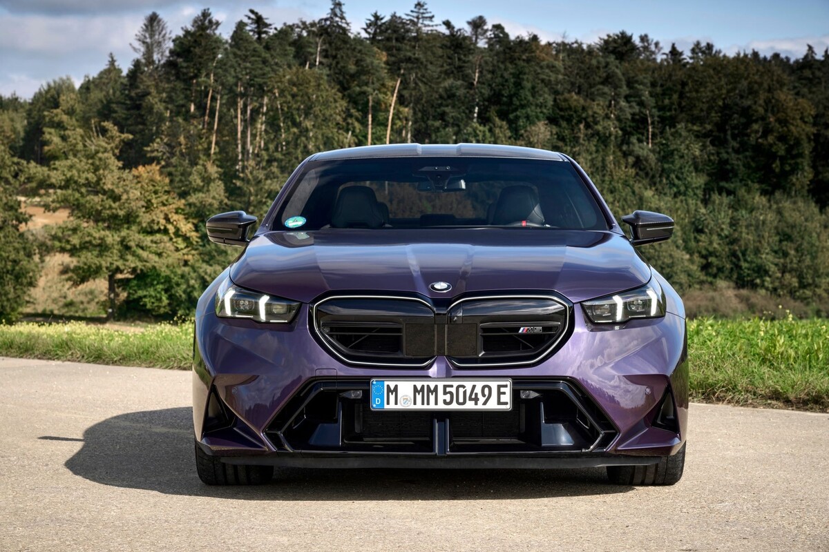 Vista lateral del BMW M5, capturando su aerodinámica y estilo. Vista lateral del BMW M5, capturando su aerodinámica y estilo.