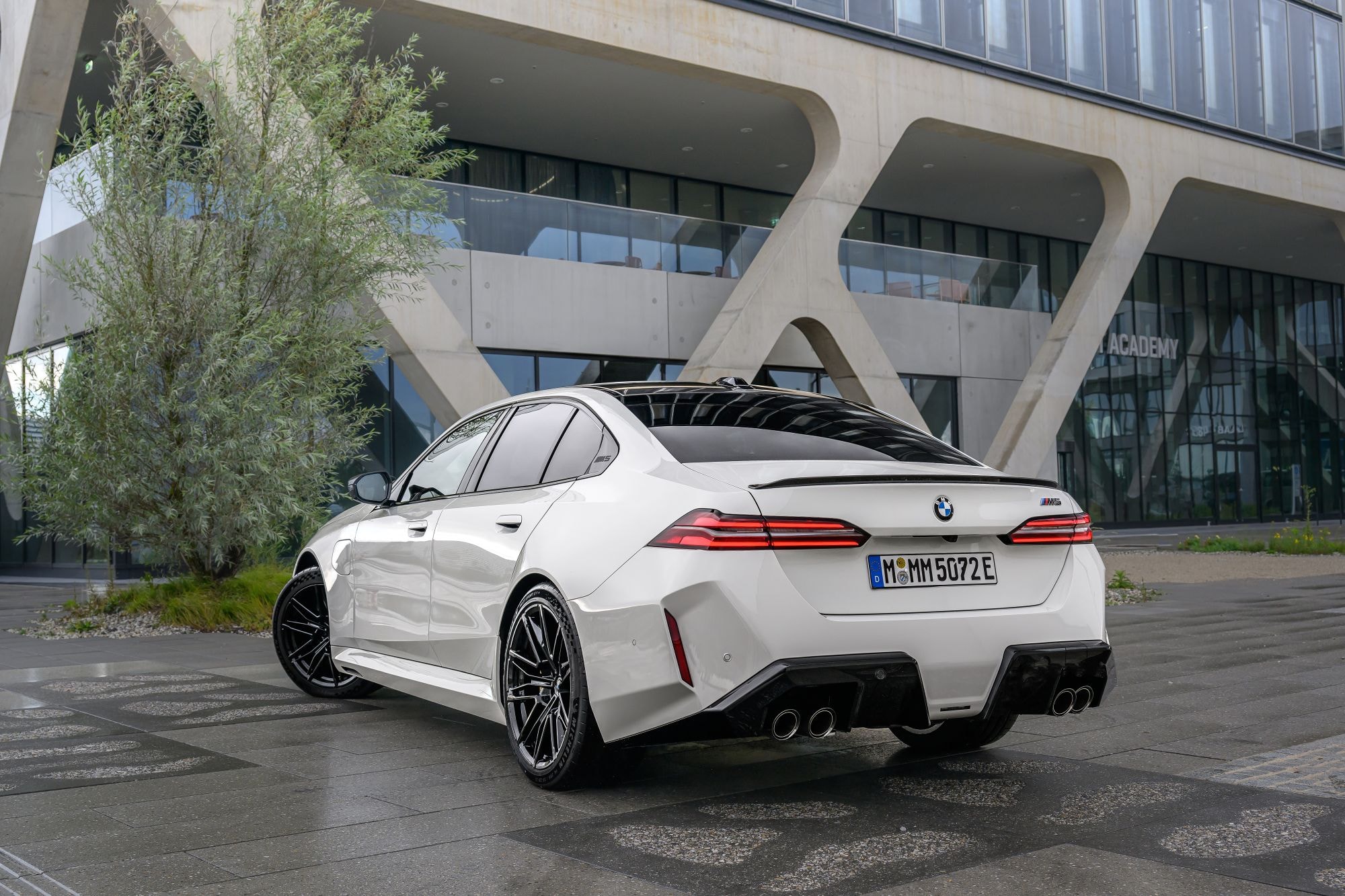 Vista trasera del BMW M5, destacando su diseño deportivo.