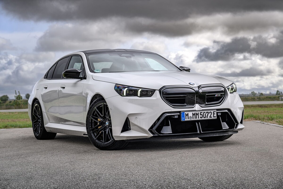 Otra perspectiva trasera del BMW M5, enfatizando su agresividad. Otra perspectiva trasera del BMW M5, enfatizando su agresividad.