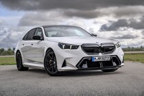 Otra perspectiva trasera del BMW M5, enfatizando su agresividad. Otra perspectiva trasera del BMW M5, enfatizando su agresividad.