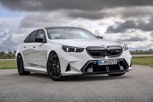 Otra perspectiva trasera del BMW M5, enfatizando su agresividad. Otra perspectiva trasera del BMW M5, enfatizando su agresividad.