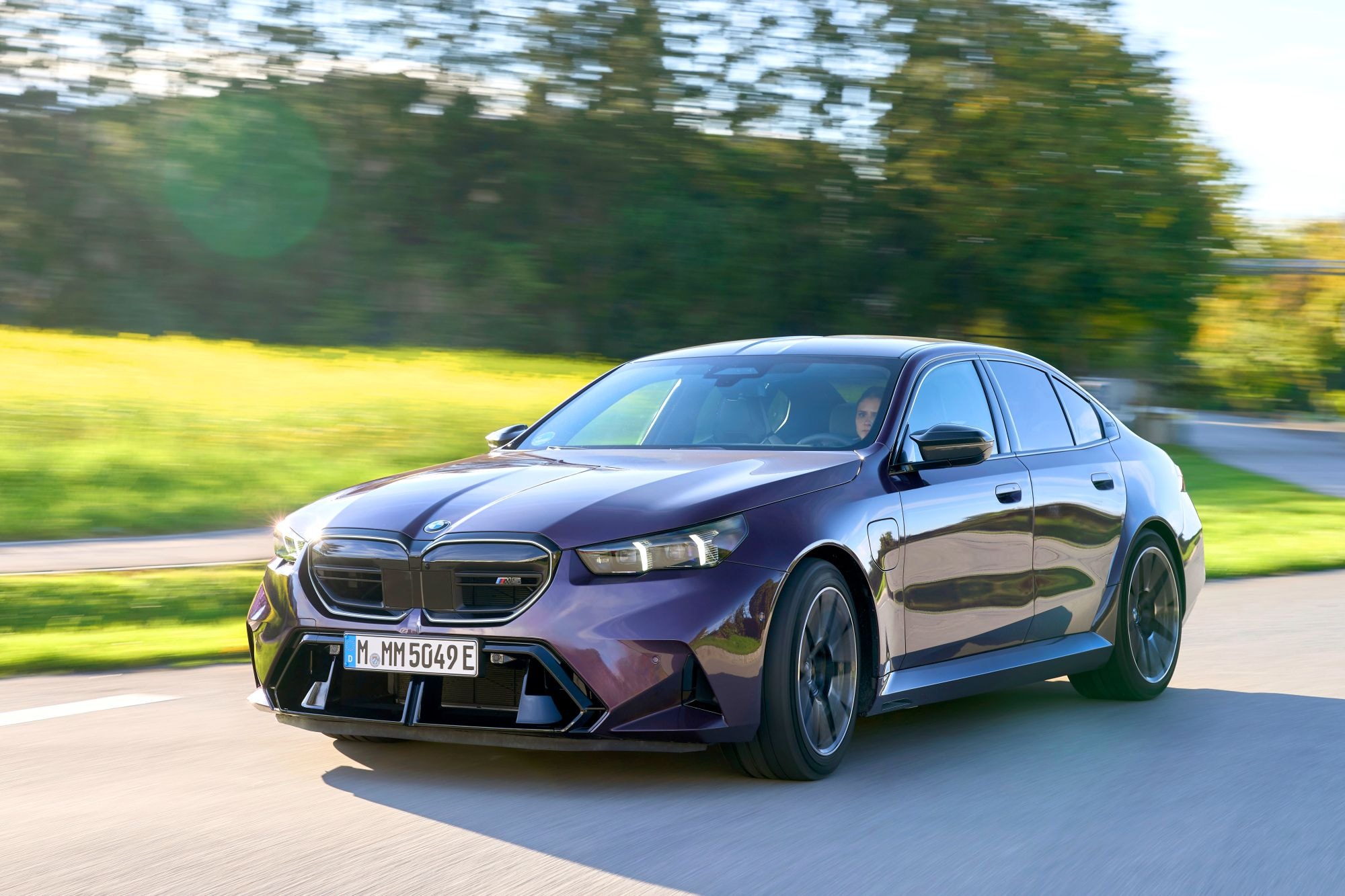 Vista trasera del BMW M5, mostrando su diseño robusto y deportivo.