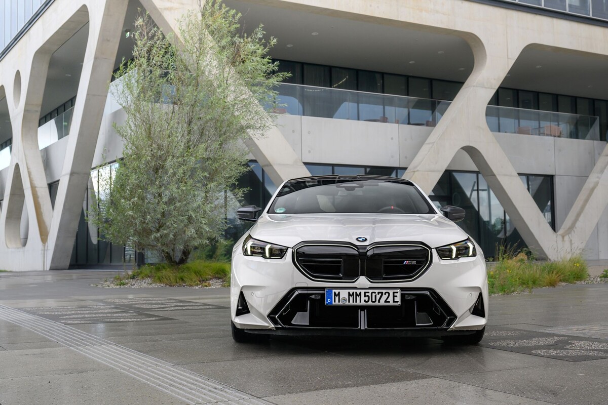 BMW M5 en un entorno urbano, mostrando su estilo contemporáneo. BMW M5 en un entorno urbano, mostrando su estilo contemporáneo.