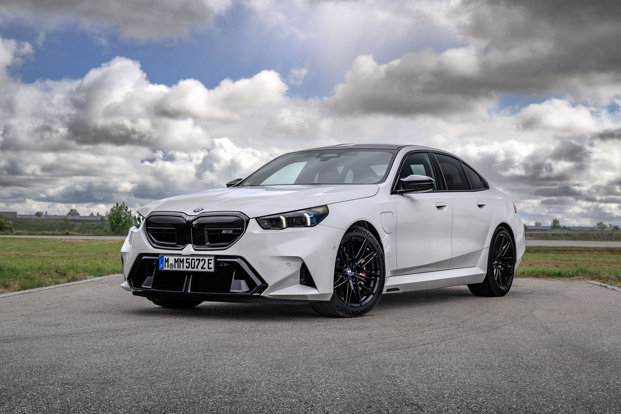 Vista frontal imponente del BMW M5, resalta su carácter fuerte.