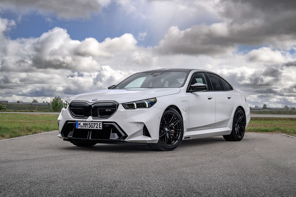 Vista frontal imponente del BMW M5, resalta su carácter fuerte. Vista frontal imponente del BMW M5, resalta su carácter fuerte.