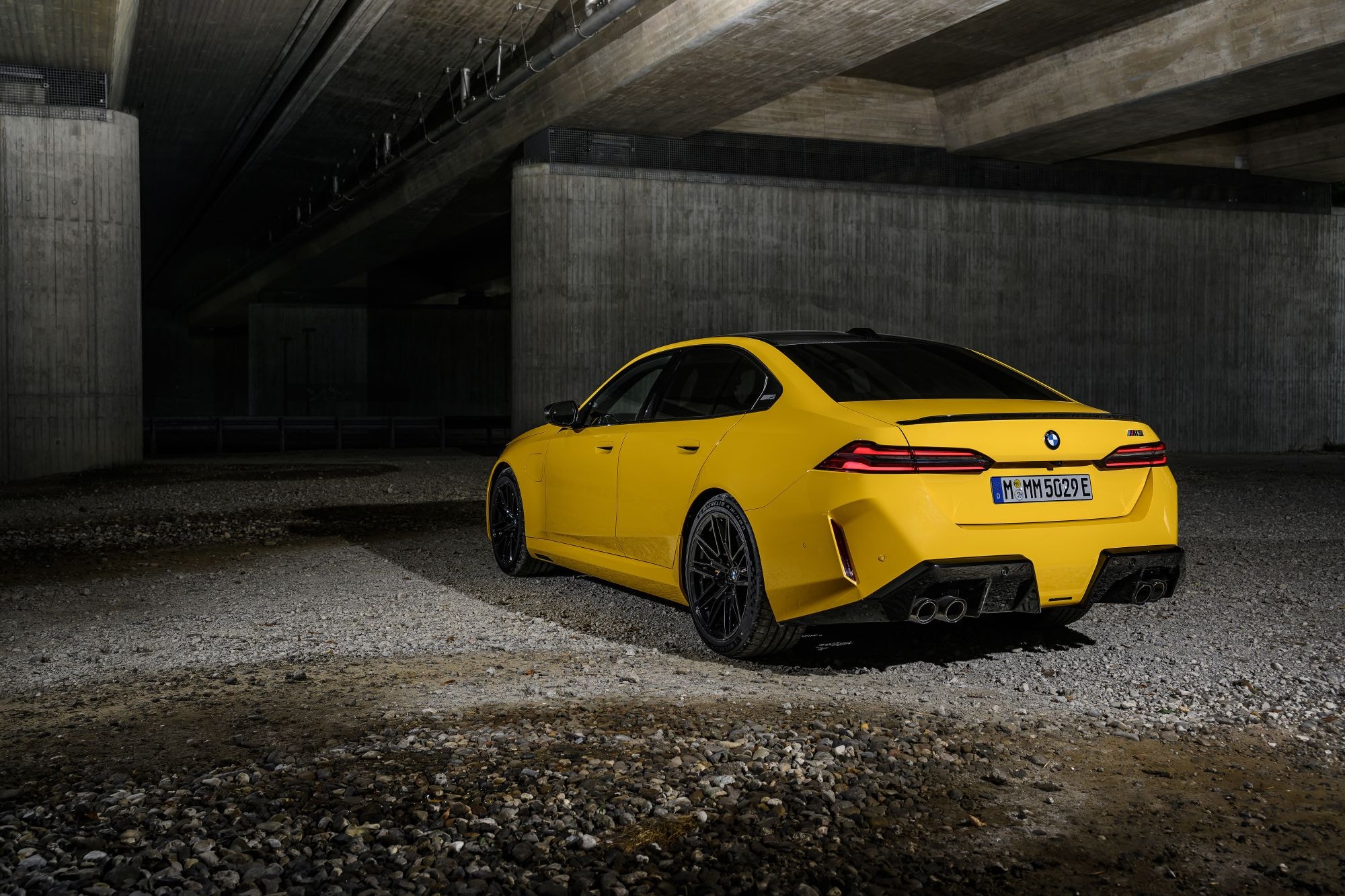 Imponente vista frontal del BMW M5 en un entorno abierto.